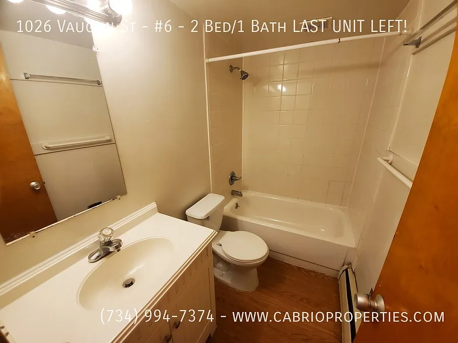 1026 Vaughn St — Photo 2