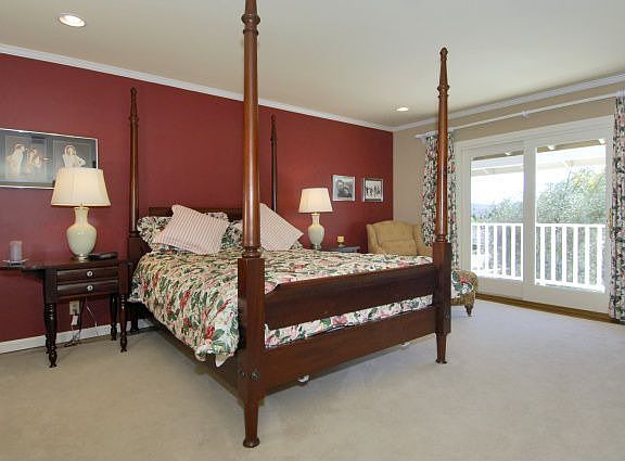 LARGE MASTER BEDROOM W/BALCONY