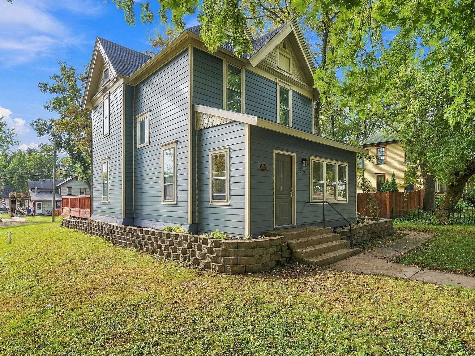 3 bed, 1700 sqft, $2,200 — Photo 2