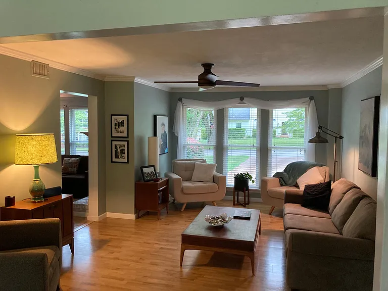 217 Pebble Glen Dr — Photo 2
