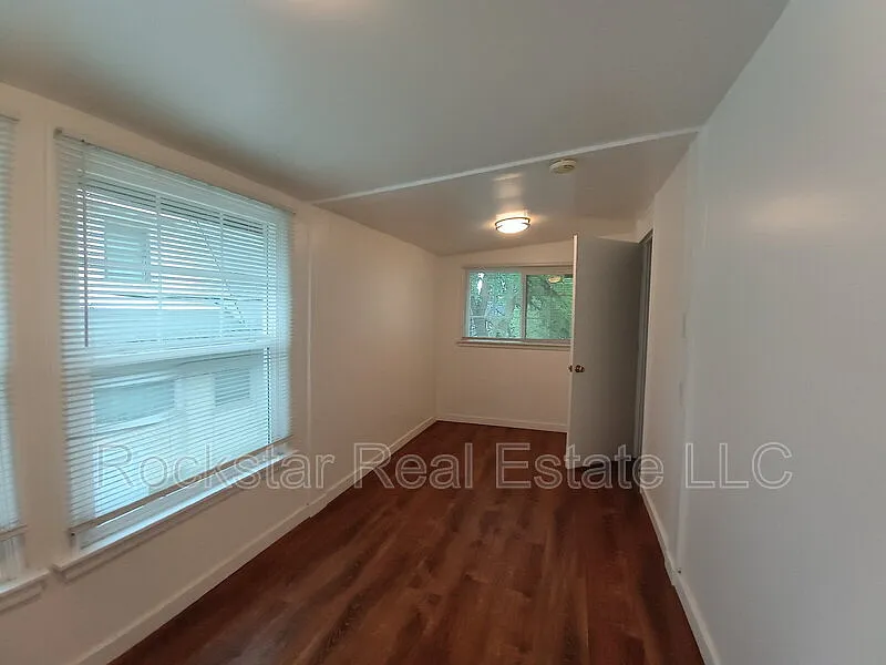 2 bed, 1.0 bath, $1,100 — Photo 4