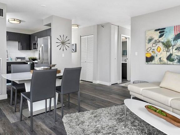 4th image of 50 E Chestnut St #2902