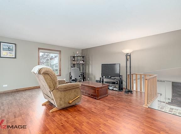 4th image of 976 S Chippendale Dr