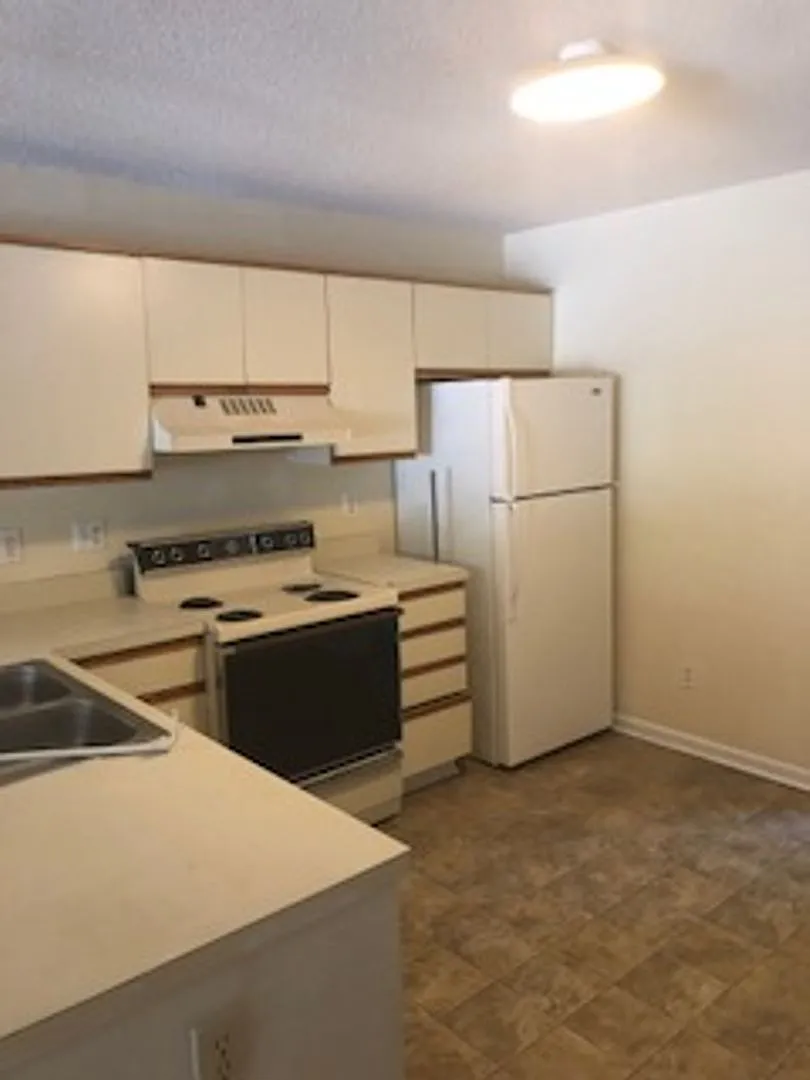 2BR Candle Wyck Community located on kerr Ave, Walk to UNCW, Shopping and Breweries Ground floor ... — Photo 4
