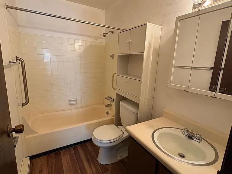 230 W Broadway St — Photo 11
