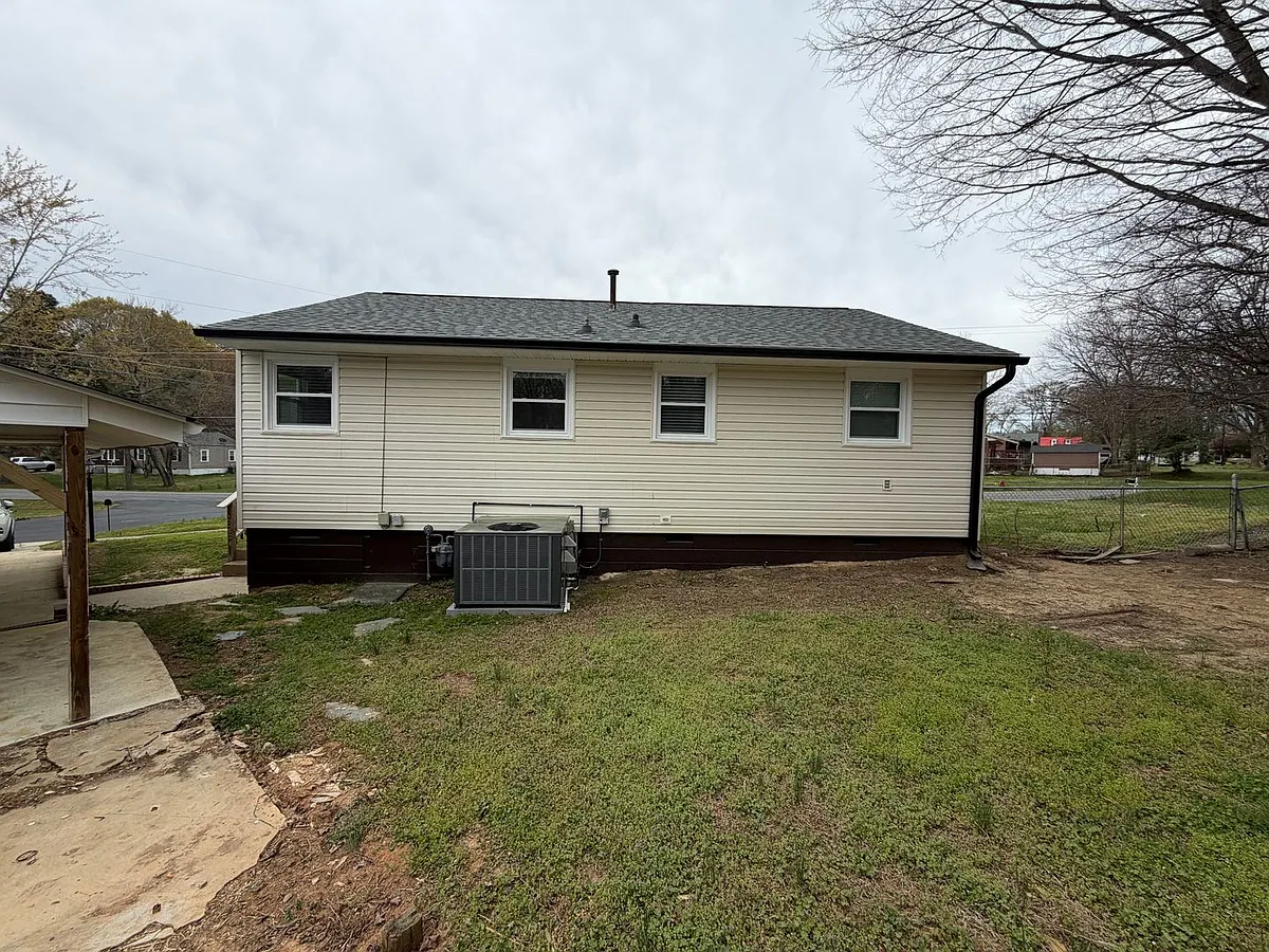 Building Photo - 1331 Elm St