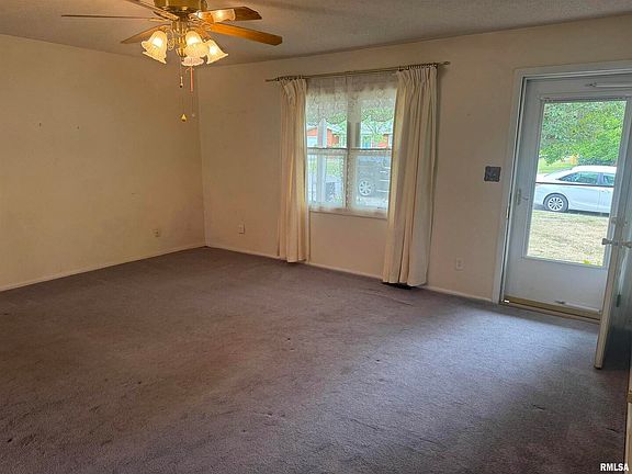4th image of 800 Dogwood Ln