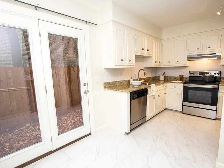 3315 Fairmont Dr #10 — Photo 5