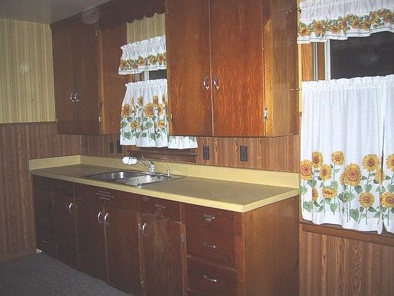 LARGE EAT IN KITCHEN L SIDE