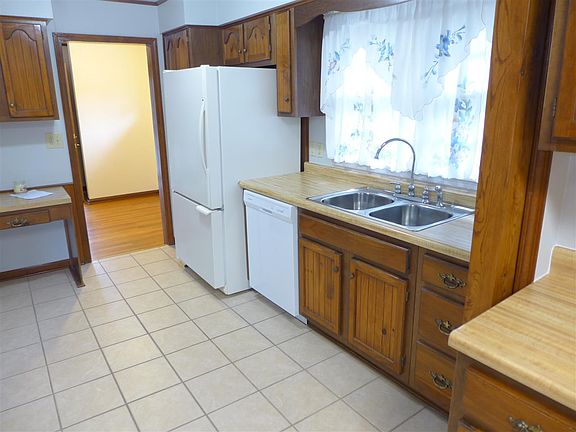 3rd image of 2050 Crestview Ct