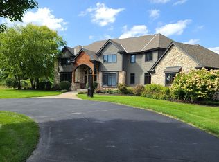 7010 W Ridgeview Dr, Mequon, WI 53092