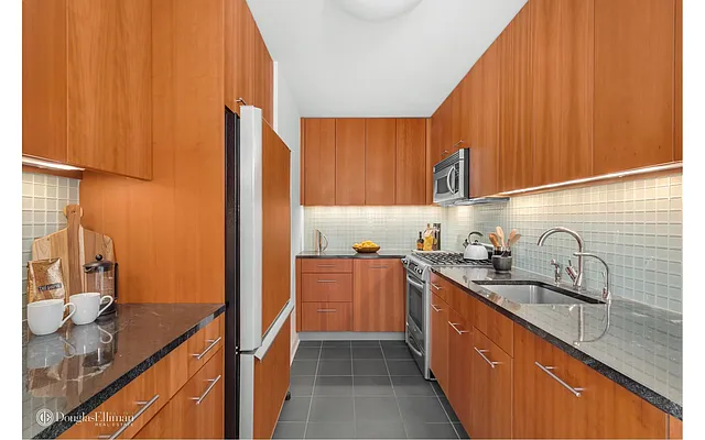 Sold by Douglas Elliman | media 21