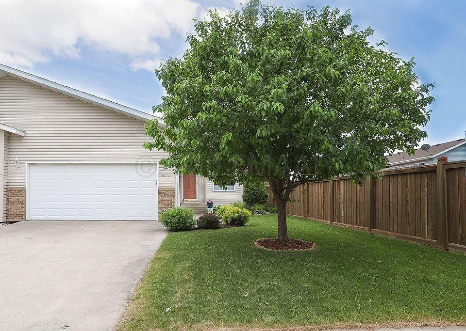 1st image of 823 Lakeridge Pl