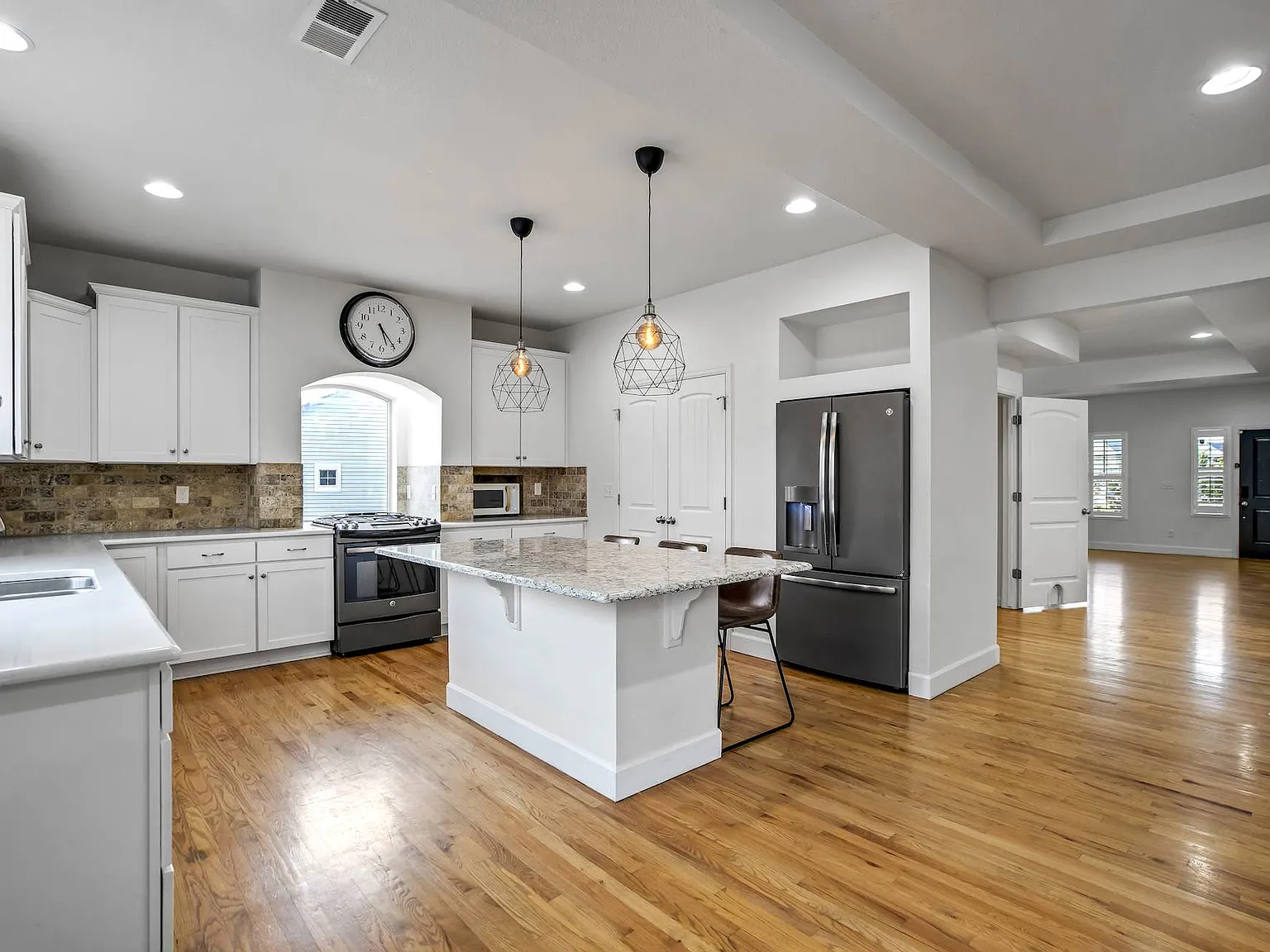5 bed, 4324 sqft, $3,895 — Photo 4