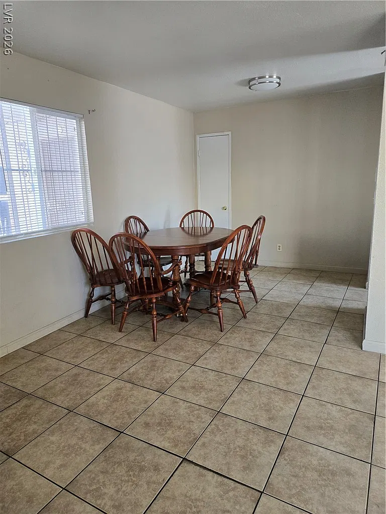 2 bed, 2.0 bath, 3648 sqft, $1,150 — Photo 4