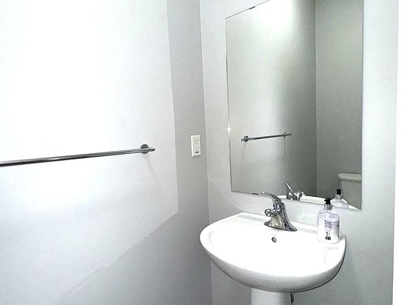 3rd image of 487 Roberts Cres