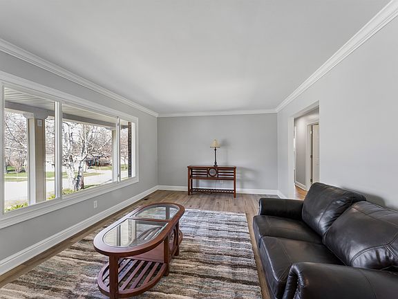 3rd image of 735 Huntington Rd