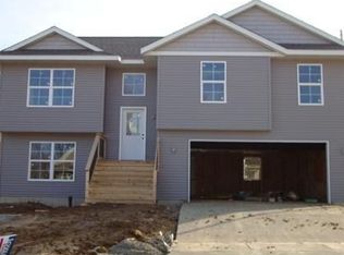 6703 Pheasant Hollow Rd SW, Cedar Rapids, IA 52404