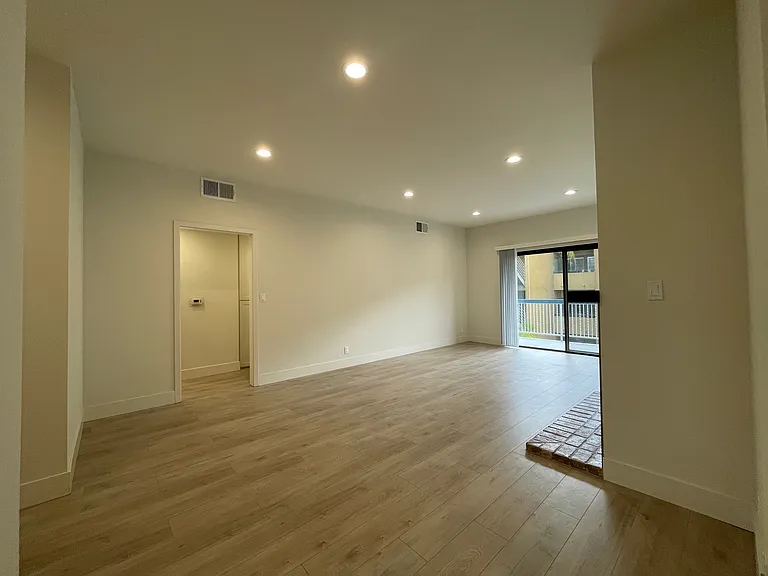 12840 Moorpark — Photo 9