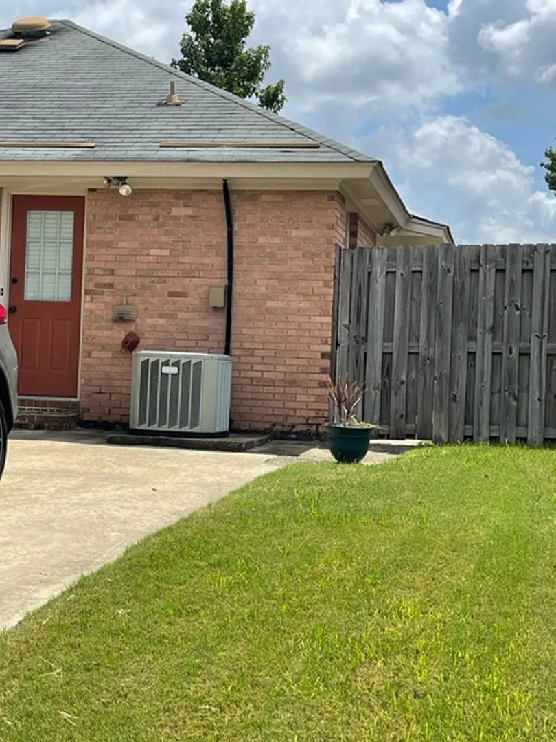 1604 Queen Elizabeth Court — Photo 3