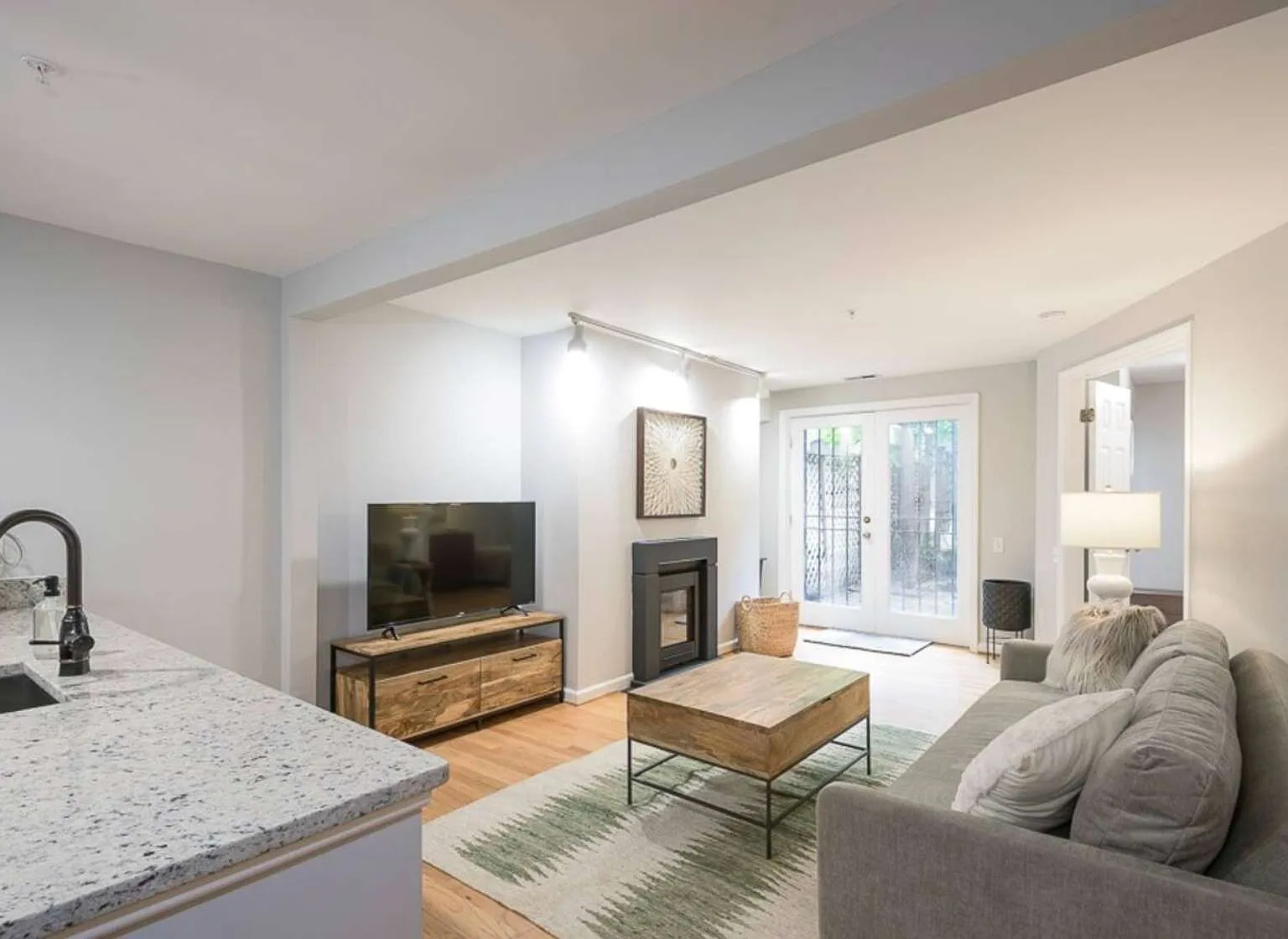 2 bed, 900 sqft, $6,000 — Photo 1