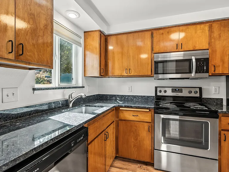 Talent Parkside Apartments — Photo 10