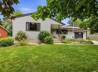 225 8th St NW, Mount Vernon, IA 52314