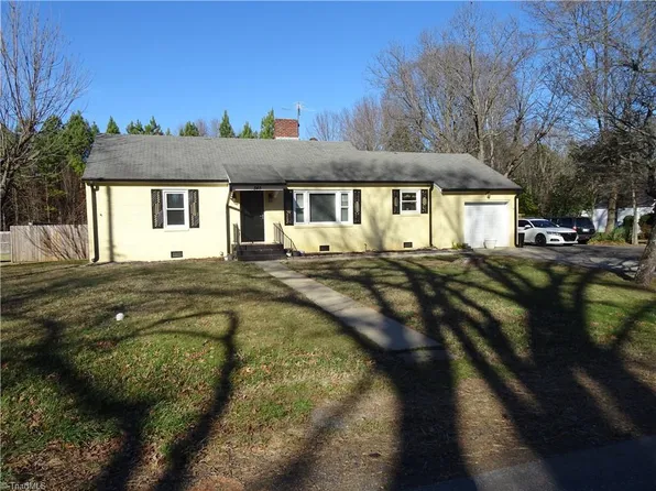 345 E Starmount Ave, Liberty, NC 27298