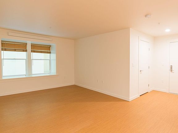 5th image of 669 S King St #201