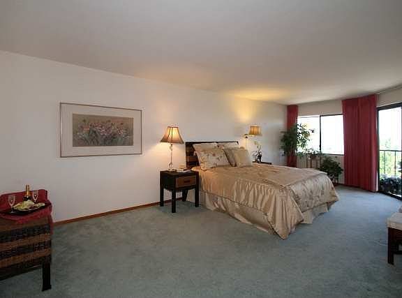 5th image of 909 N I St Unit 406