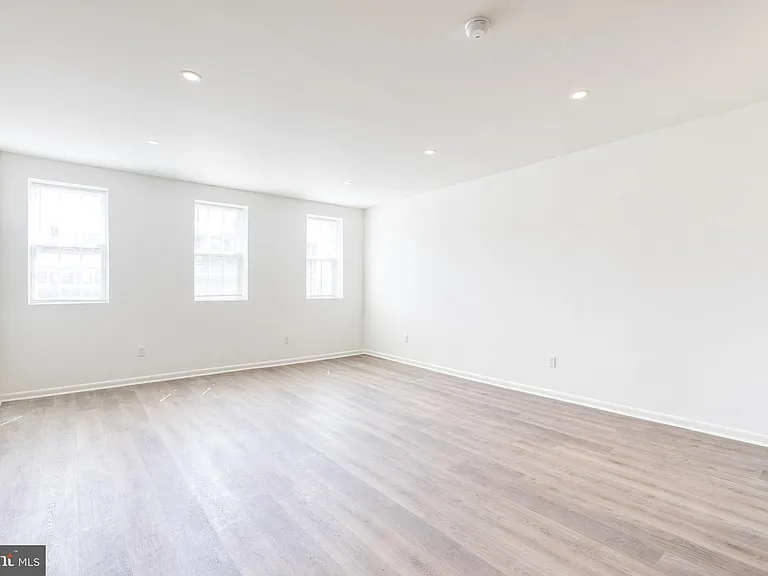 714 S Broadway — Photo 16