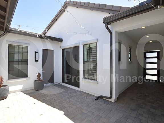 3rd image of 1906 E Everglade Ln