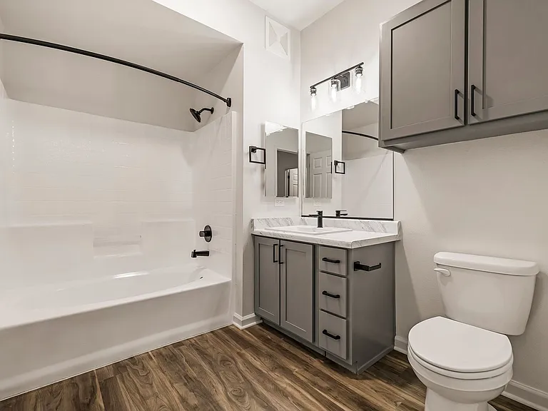 Sterling Oaks Luxury Apartments — Photo 55