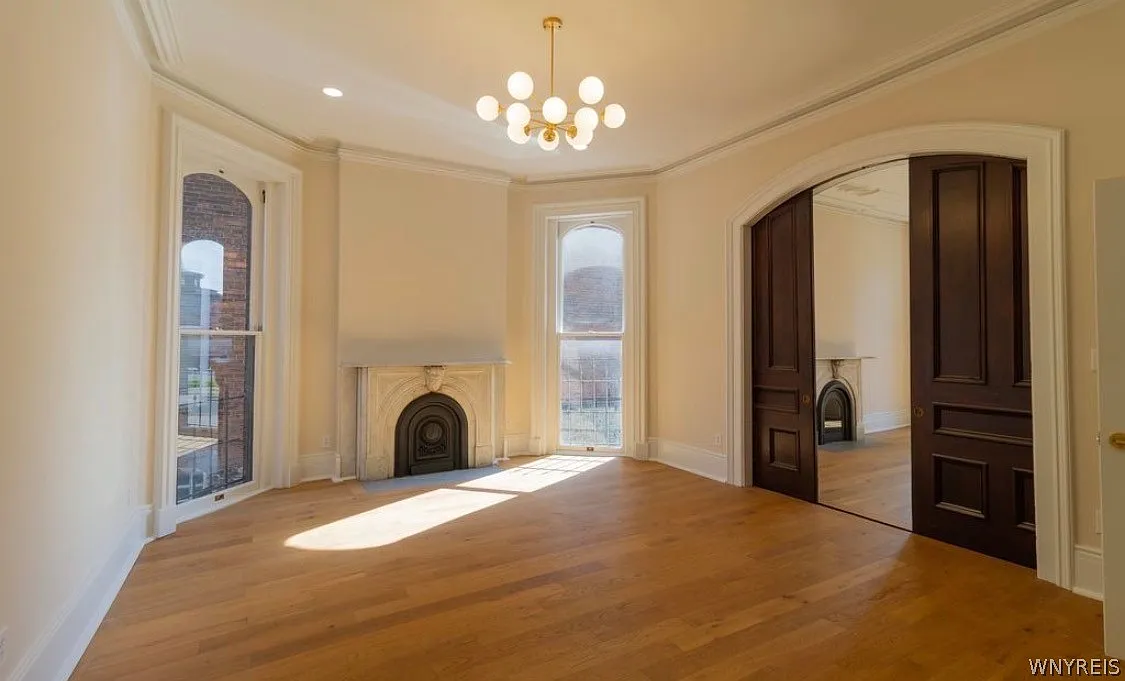 3 bed, 2.0 bath, 6270 sqft, $3,100 — Photo 2