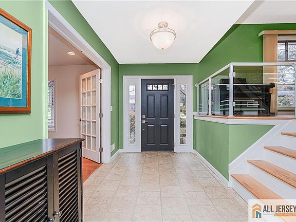 4th image of 11 Agate Rd