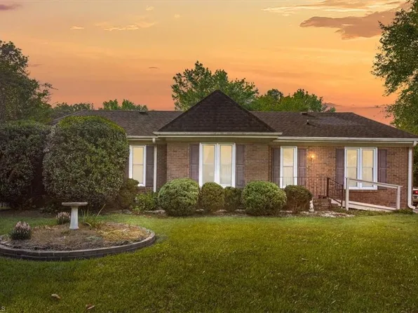 1641 Regency Dr, Burlington, NC 27215