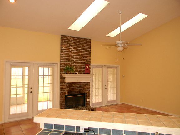 4th image of 2717 Maywood St