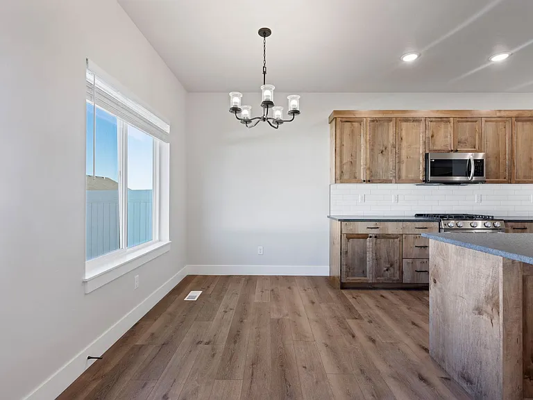 656 Jeanine Dr — Photo 8