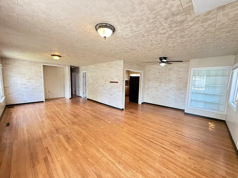 895 Russell St — Photo 4