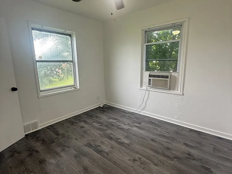 9523-9525 Charlotte St — Photo 5