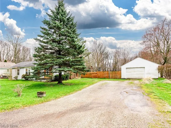 1586 Woods Rd, Akron, OH 44306