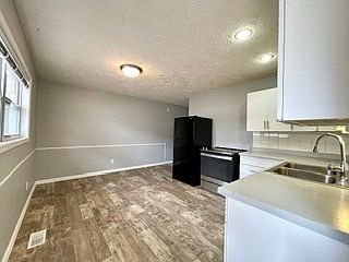 5th image of 417 N Lincoln Blvd