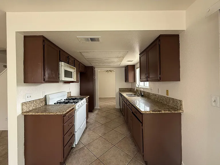 1096 Burton St — Photo 3