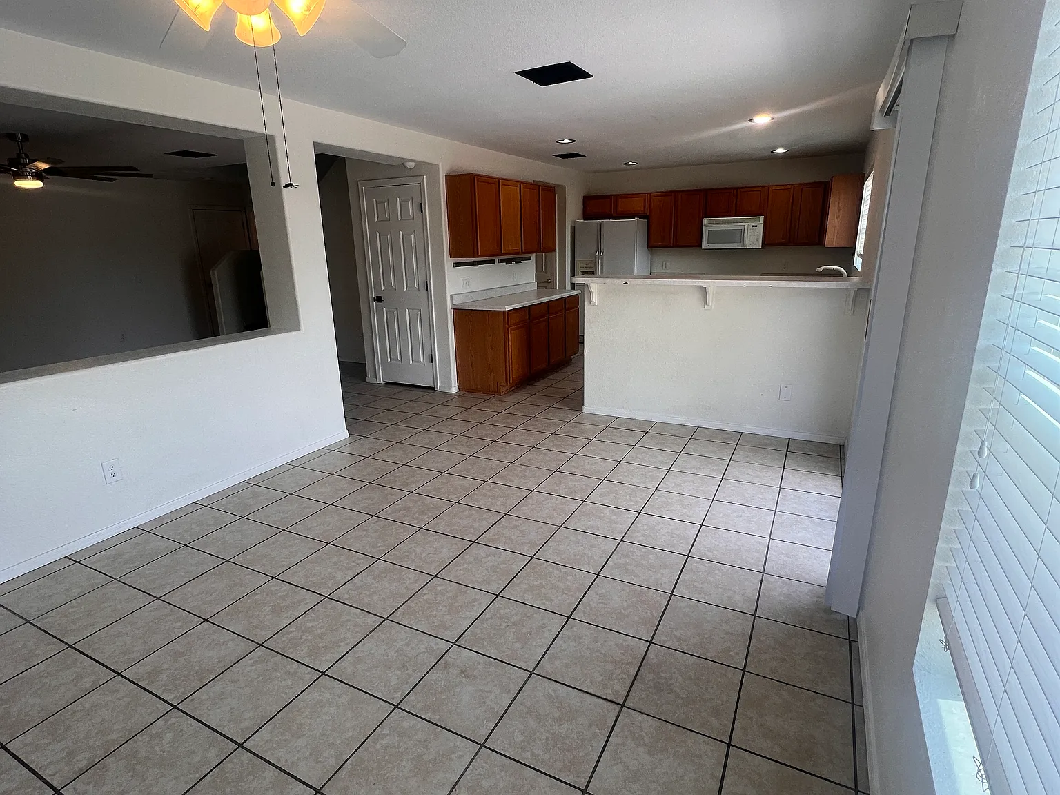 4 bed, 2.5 bath, 2010 sqft, $1,900 — Photo 2