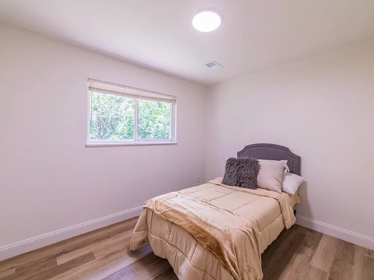 1088 Hobart St — Photo 8