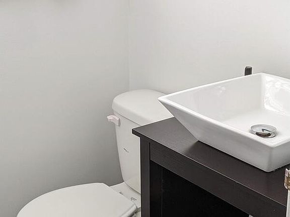4th image of 220 Elizabeth St APT B6-1
