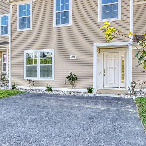 Building Photo - 220 Twisted Oak Dr NW