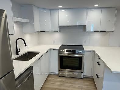2nd image of 696 Holt Cres #2