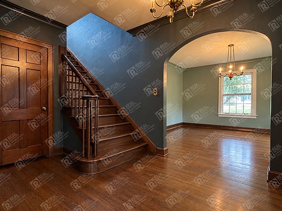 4th image of 303 Elmhurst Ave