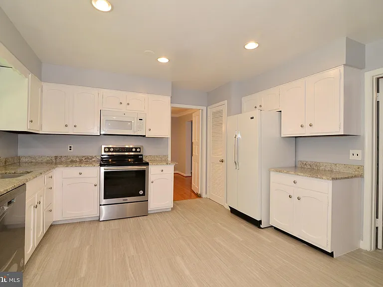 1317 Forestwood Dr — Photo 10